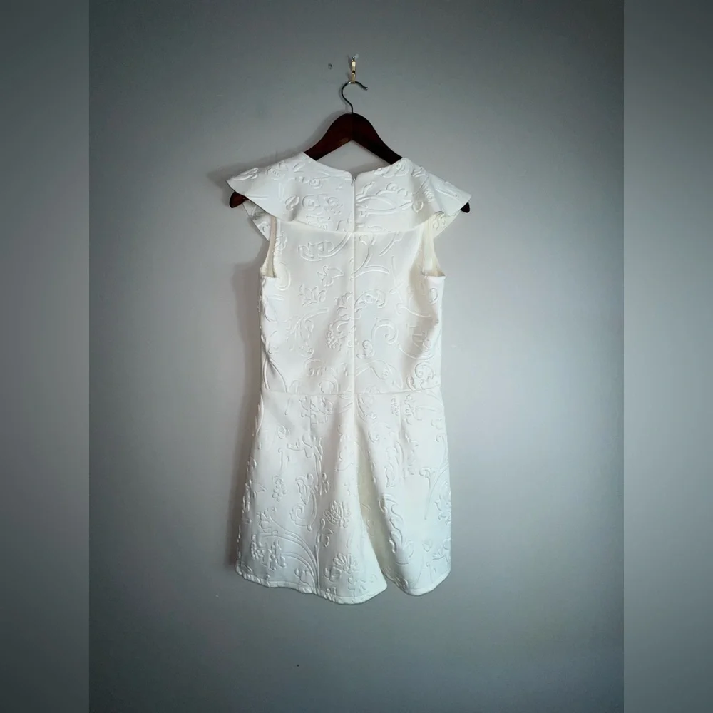 Alexis Westman Floral Embossed Romper Off White Ivory Sleeveless Ruffle Sz M 615 - Picture 5 of 5